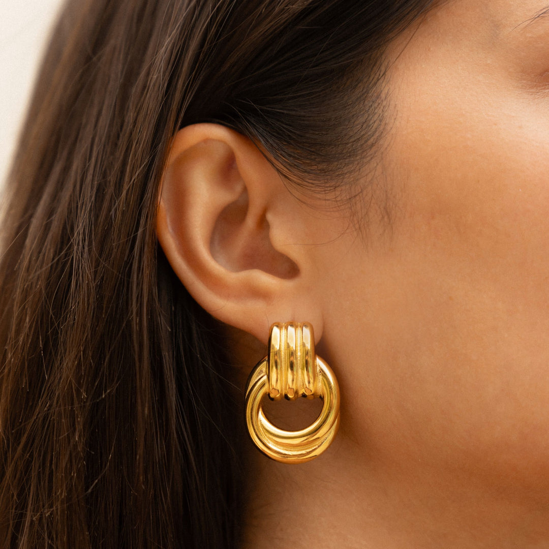 Goldene chunky Creolen für Damen, wasserdicht & hypoallergen. Elegante Edelstahl-Ohrringe für jeden Tag.