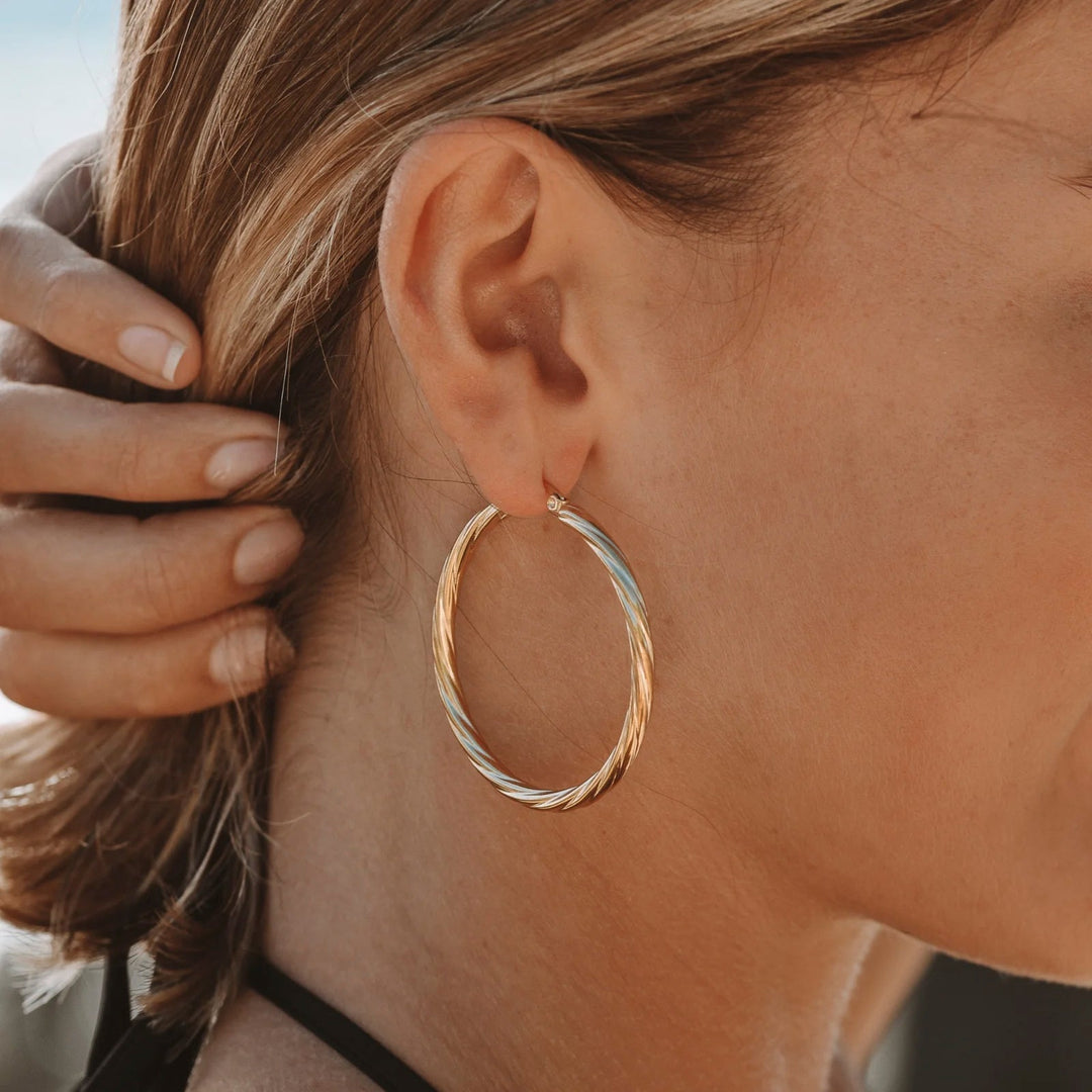 Gedrehte Gold Creolen für Damen, wasserdicht & hypoallergen. Elegante Edelstahl Ohrringe.