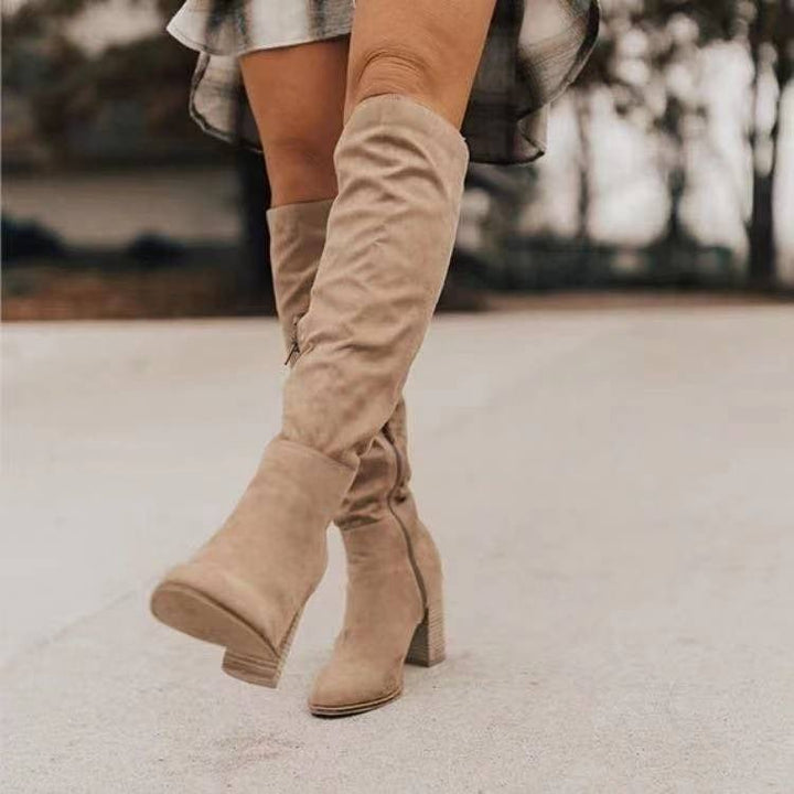 Nahaufnahme der Vorderseite der Damen Stiefeletten; zeigt das Stretch-Material, schlanke Form und den 8cm Absatz.