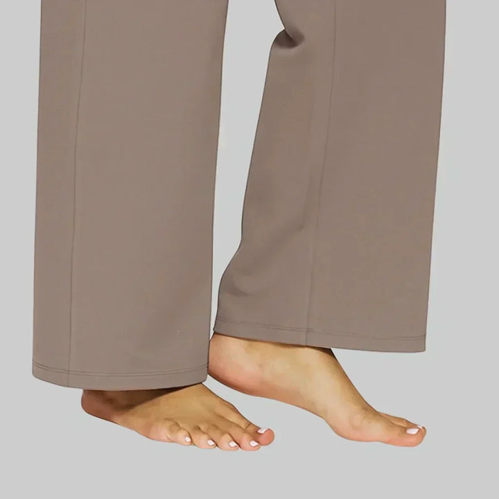 Rückenansicht der warmen Damen Kapuzenjacke. Bietet optimalen Schutz und Komfort bei Kälte.