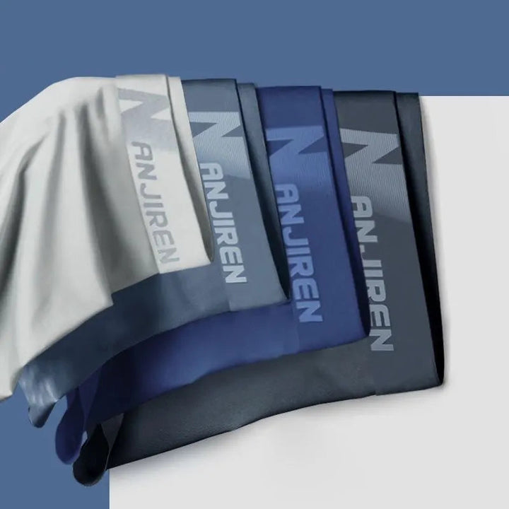 Modell trägt Leon Herren Boxershorts Set. Ergonomisches Design aus Ice Silk für Komfort & Bewegungsfreiheit.