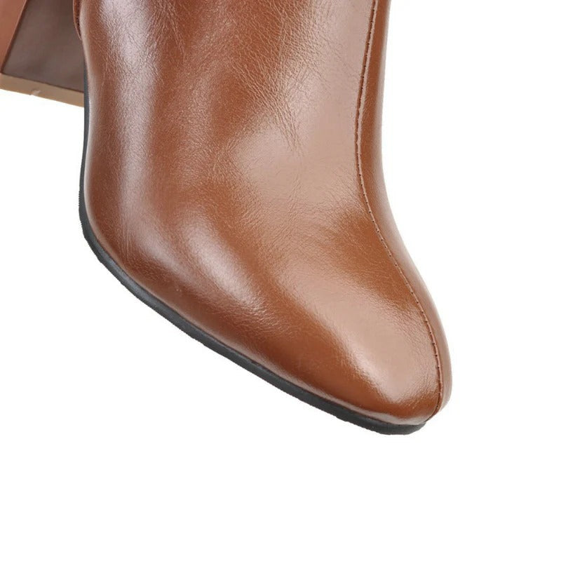 Stilvolle braune Damenstiefel knielang mit Absatz, vielseitig kombinierbar für Herbst/Winter.