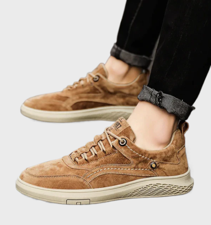 Frontansicht eleganter Herren-Sneaker zum Schnüren. Komfortable Halbschuhe für einen stilvollen Auftritt, ganzjährig.