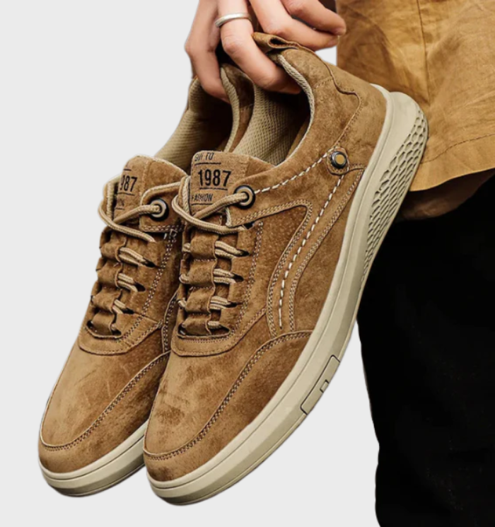 Seitenansicht luxuriöser Herren-Schnür-Sneaker. Stilvolle Freizeitschuhe für Komfort im Alltag, ganzjährig.