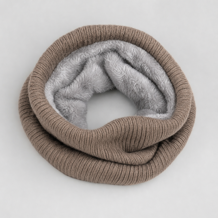 Damen Strick-Loop Schal mit weichem Fleecefutter in Rippstrick-Optik, ideal für kalte Wintertage.