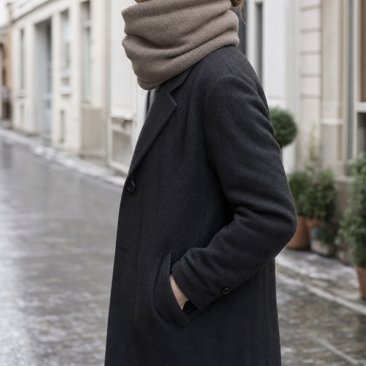 Stylischer Damen Strickschal in Anthrazit mit warmem Fleecefutter und bequemer Loop-Form.