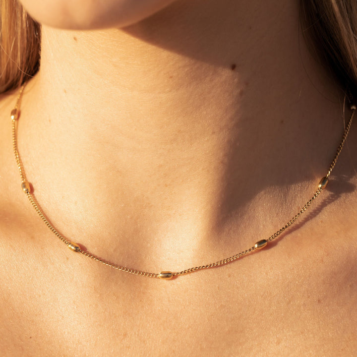 Eleganter Damenschmuck: Verstellbarer Gold Perlen Choker, wasserfest, ideal als Alltagskette.