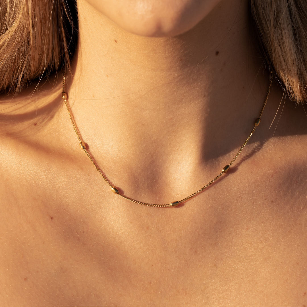 Luxuriöser goldener Perlen-Choker, wasserfest & verstellbar. Elegante Edelstahlkette für Damen.