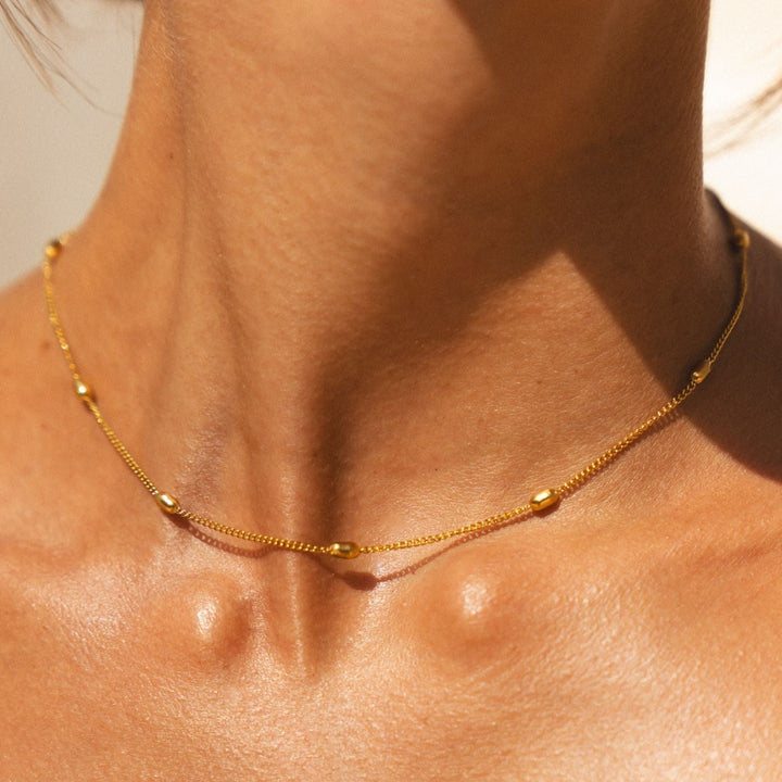 Minimalistische Damen Choker Halskette Gold mit Perlen, wasserfest aus Edelstahl, luxuriöser Look.