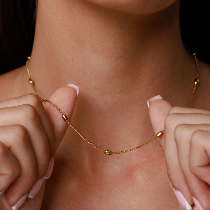Damen Perlen Choker Gold, wasserfest & verstellbar. Elegante Edelstahl-Halskette für stilvolle Frauen.