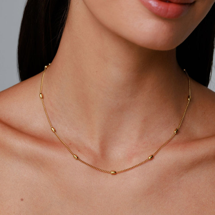 Goldene Perlenkette Choker für Damen aus wasserfestem Edelstahl, 37+5cm lang, minimalistisch.