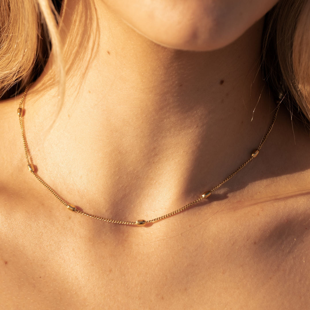 Damen Perlen Choker Gold, verstellbare Halskette aus wasserfestem Edelstahl. Moderner Damenschmuck.
