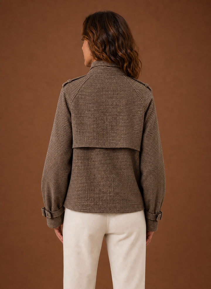 Trendige Damen Karojacke in Braun, perfekte Übergangsjacke für Casual Chic Looks im Herbst/Frühling.