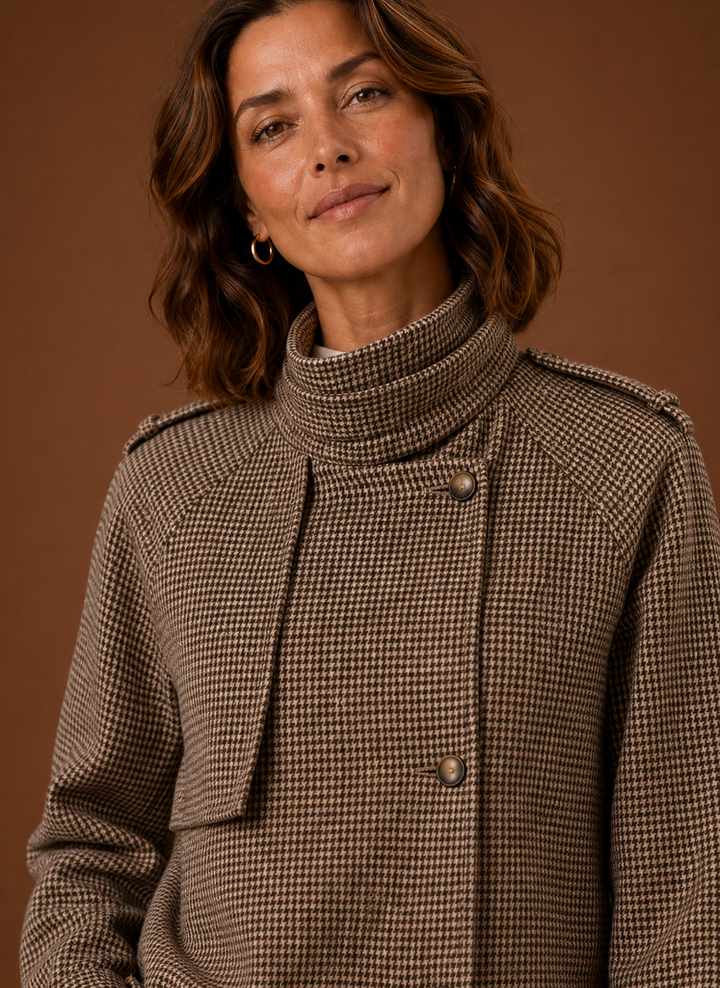 Damen Karojacke Braun, modische Übergangsjacke mit Stehkragen. Perfekt für Herbstmode.