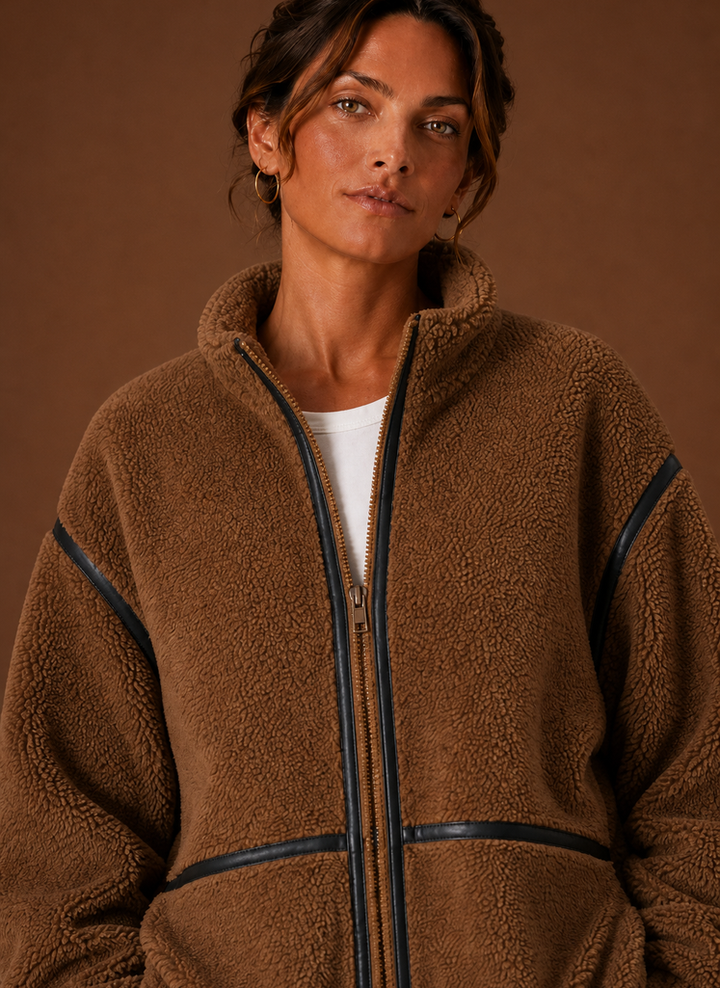 Modische braune Damen Sherpa-Jacke mit Reißverschluss, stilvolle Oberbekleidung für Herbsttage.