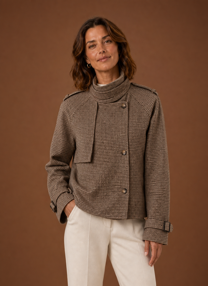 Modische braune Damen Karojacke mit Stehkragen. Ideal als Kurzjacke für Frühling & Herbst.