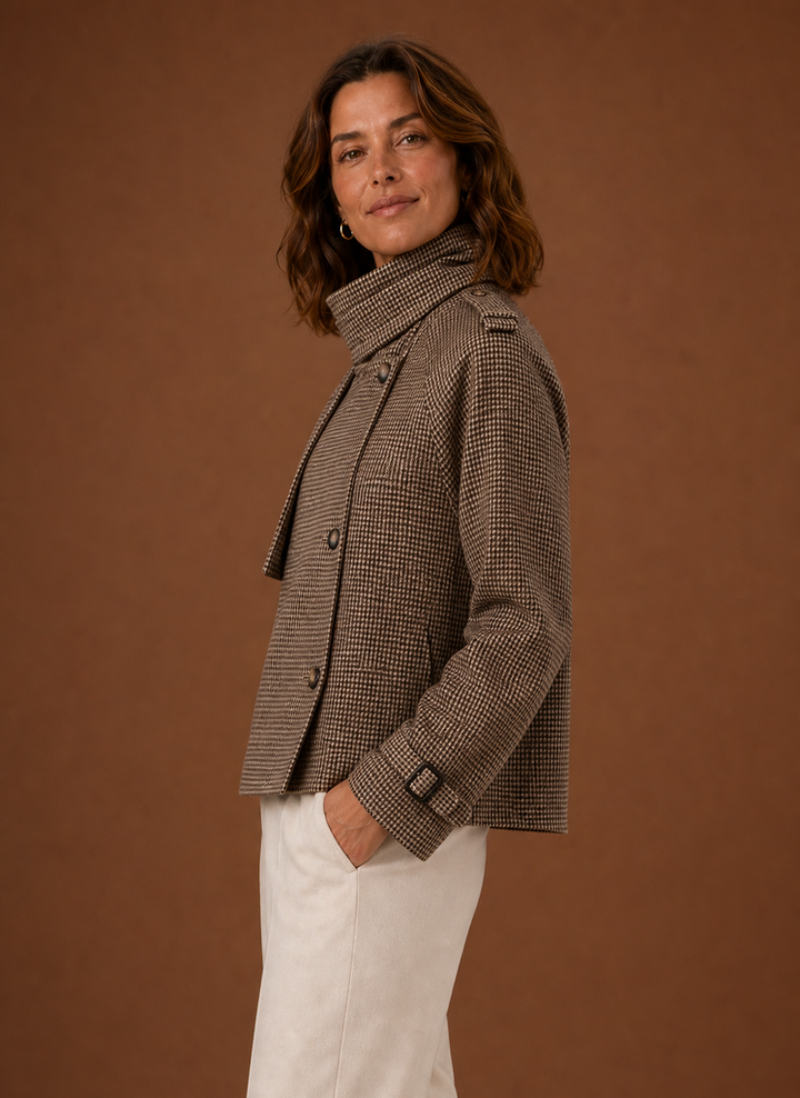 Elegante braun karierte Damen Kurzjacke mit Stehkragen, vielseitig für modisches Layering.