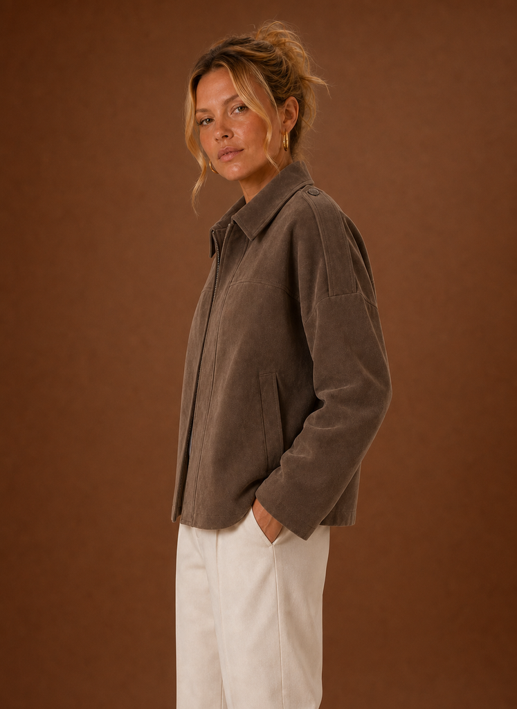 Detailaufnahme der Oversized Damen Jacke: Kragen und Textur des hochwertigen Stoffs.