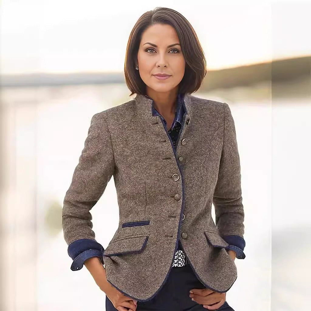 Elegante Damenjacke im Vintage-Stil mit Fischgrätenmuster, taillierter Passform, ideal für Herbst Business & Casual.