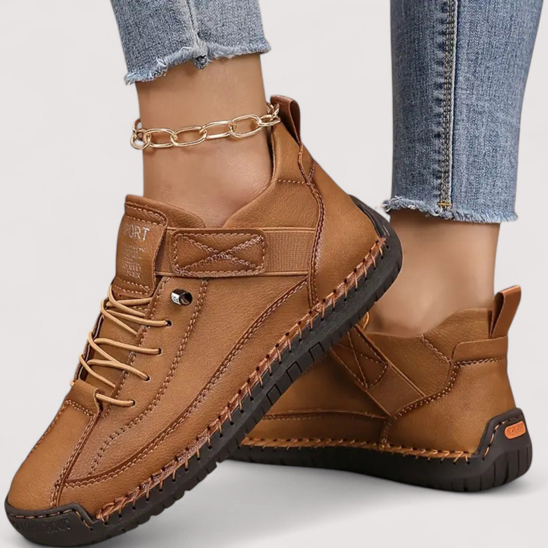 Frau trägt sportliche Damen Sneaker mit rutschfester Sohle beim Spaziergang.