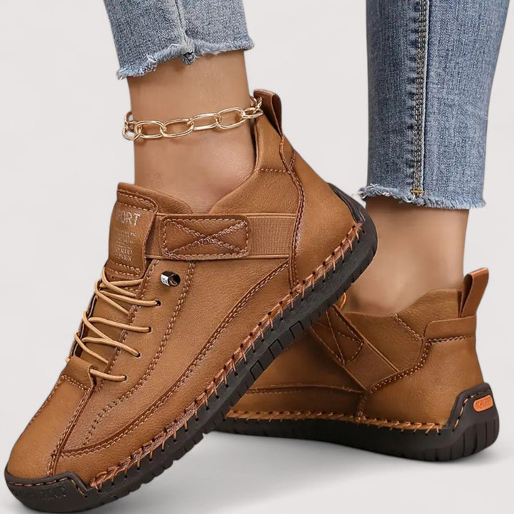 Frau trägt sportliche Damen Sneaker mit rutschfester Sohle beim Spaziergang.