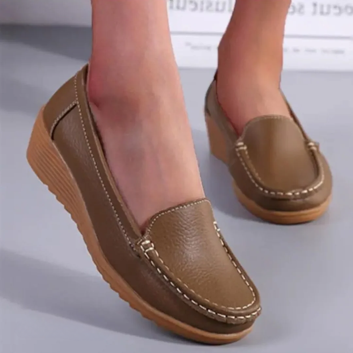 Leichte Damen Slip-On Komfortschuhe. Orthopädische Damenschuhe, Slipper-Stil, bequem und rutschfest für den Alltag.