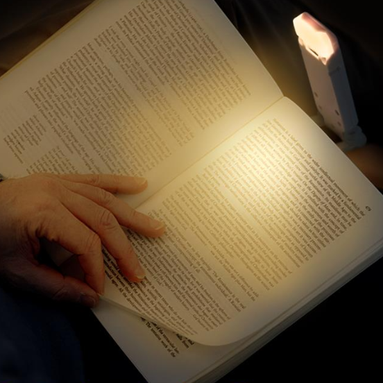 Ultrakompakte, tragbare LED-Leselampe für Bücher, dimmbar und augenfreundlich für entspanntes Lesen unterwegs.
