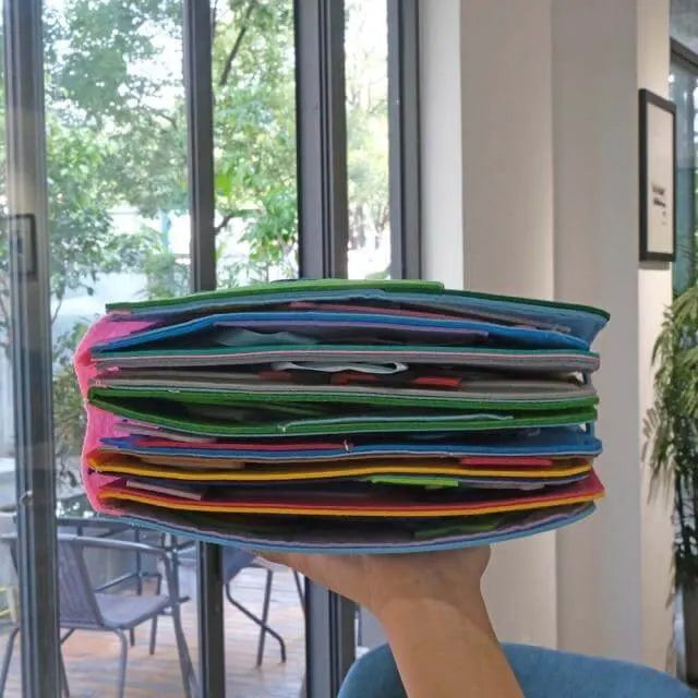 Interaktives Montessori Filzbuch, ideal zur Feinmotorik-Entwicklung und vorschulischem Lernen.