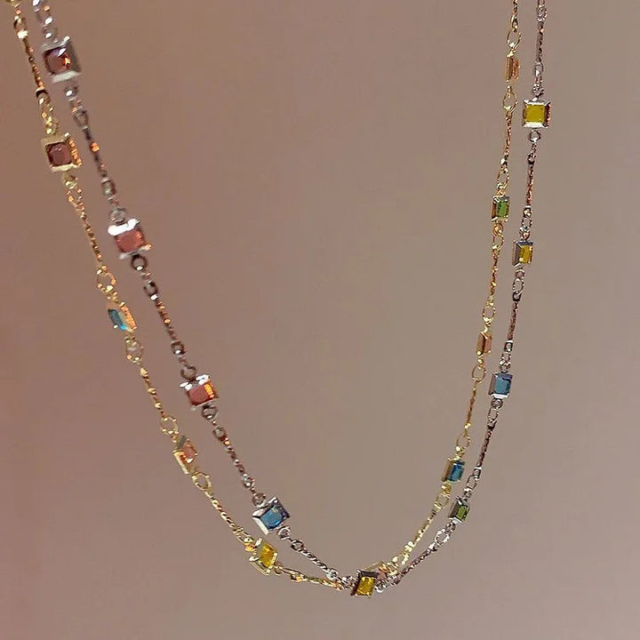 Feine Goldkette für Damen mit bunten Edelsteinen. Elegante Damenhalskette aus vergoldetem Silber, ideales Accessoire.