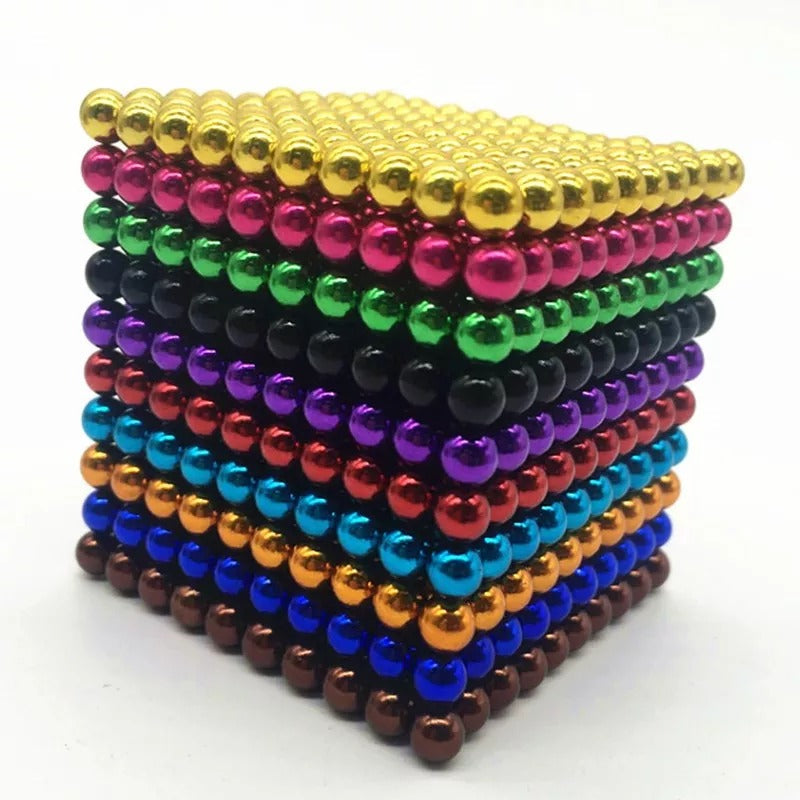 Kind spielt mit magnetischen Baukugeln; Das Magnetset ist ein kreatives Lernspielzeug für Feinmotorik.