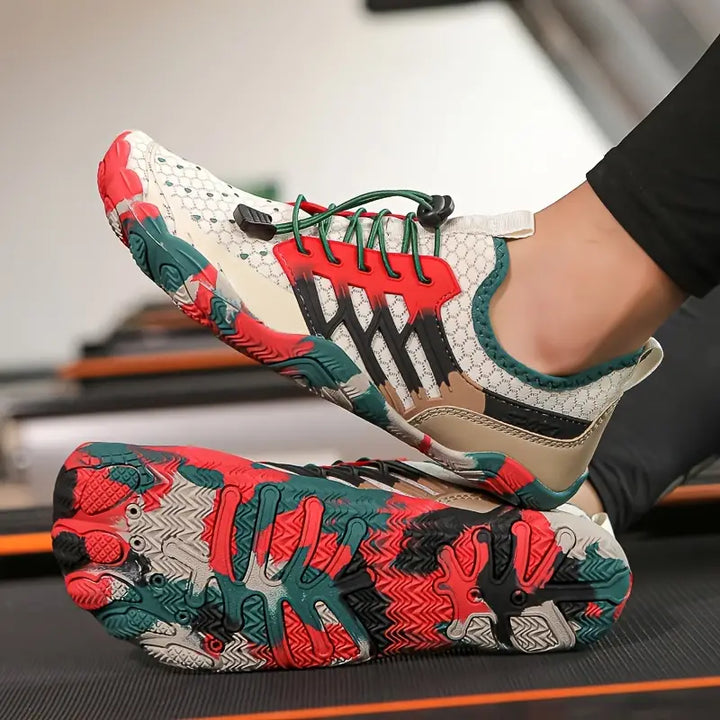 Stapel bunter Damen-Barfuß-Wasserschuhe. Vielfältige Farben, bequeme Freizeitschuhe für den Sommer.
