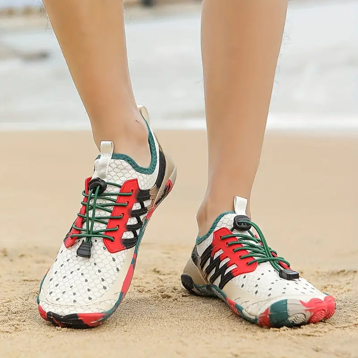 Bunte Damen-Barfuß-Wasserschuhe auf Produktständer. Leichte, bequeme Freizeitschuhe für den Sommer.