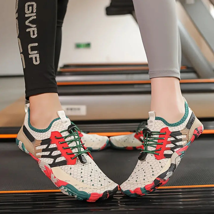 Nahaufnahme: Schnelltrocknendes Material bunter Damen-Wasserschuhe. Ideal als Badeschuhe & Freizeitschuhe.