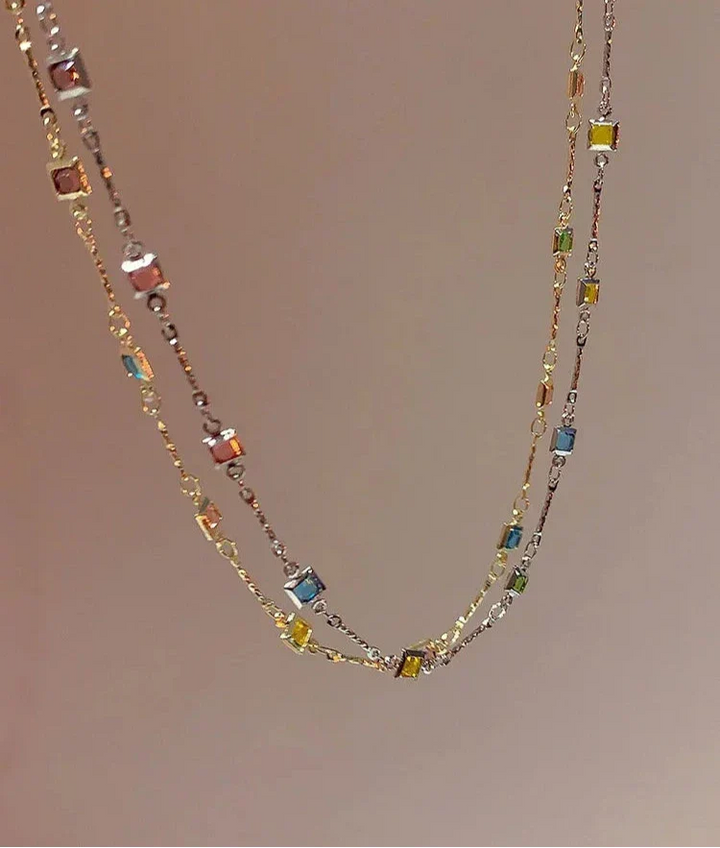 Edle Damenkette mit farbigen Zirkonia. Zarte Halskette in Gold oder Silber, perfekt als elegantes Schmuckstück.