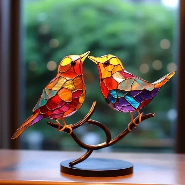 Detailreiche handgefertigte Buntglas Vogelstatuetten, farbig und modern, als stilvolle Heimdekoration.