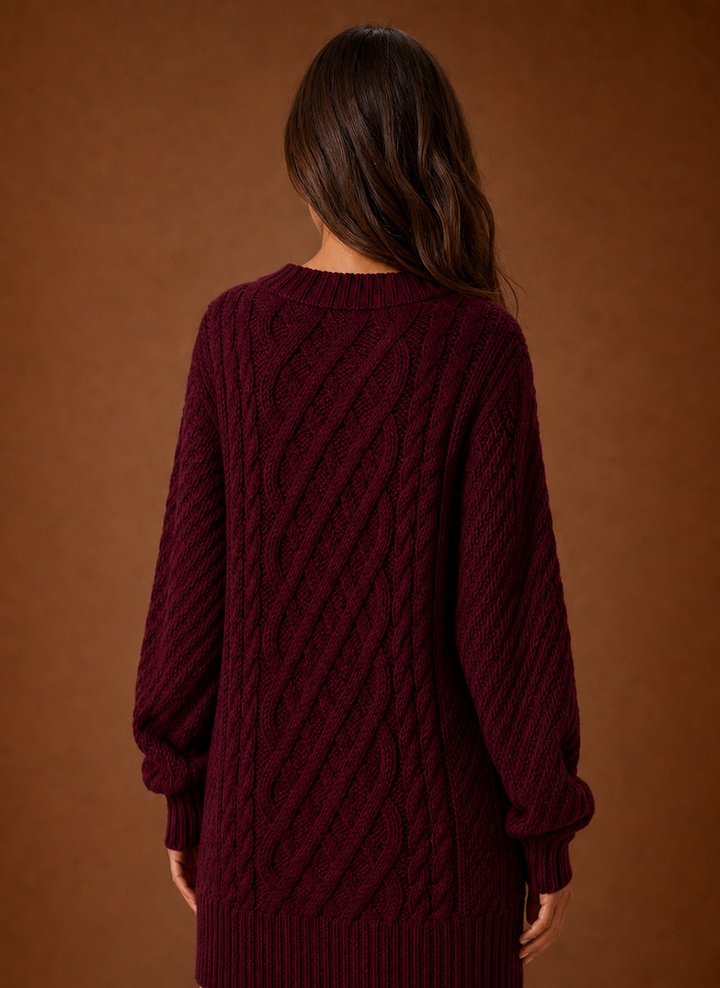 Modisches Oversized Strickkleid für Damen, Zopfmuster, Rundhals, bequem & schick.