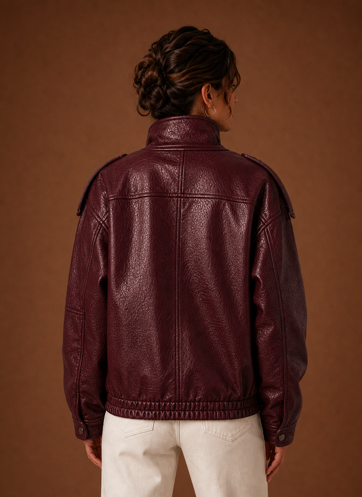 Nahaufnahme des eleganten Stehkragens an einer Damen Übergangsjacke in gerader Passform.