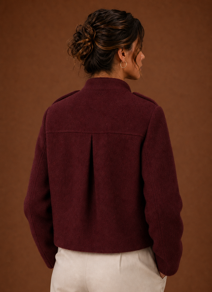 Trendige apricot Kurzjacke für Damen mit Knopfleiste. Schicke Übergangsjacke, ideal für Layering.