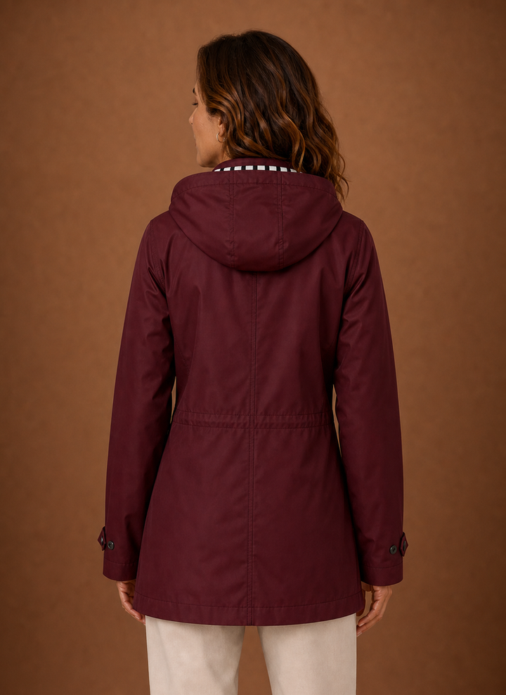 Moderner Damen Übergangsmantel mit Kapuze. Eleganter Trenchcoat für Herbst & Winter.