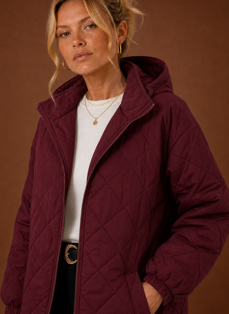 Hochwertiger Damen Steppmantel mit Kapuze, warm und bequem für maximalen Komfort im Winter.