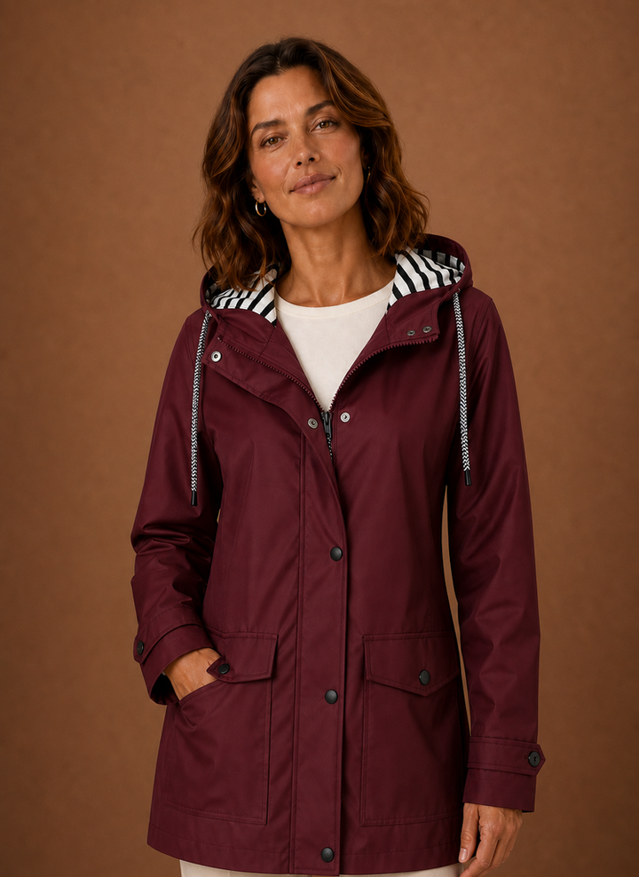 Klassischer Kapuzenmantel für Damen in Bordeaux. Warmer Trenchcoat für Herbst.