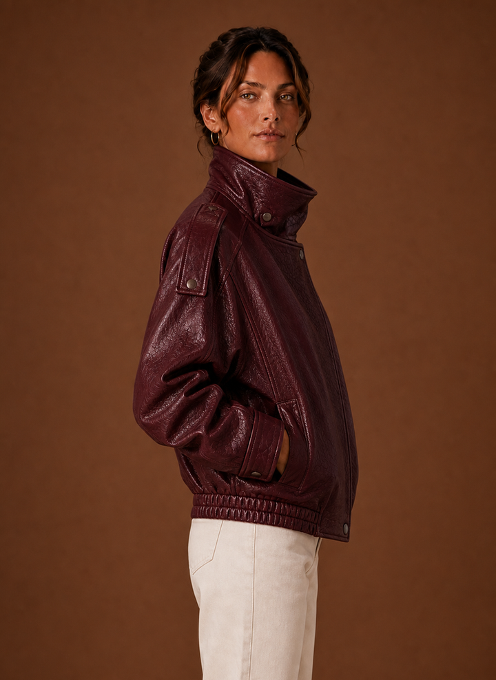 Damenjacke mit stilvollem Stehkragen, figurschmeichelnde gerade Passform, ideal für Herbstmode.