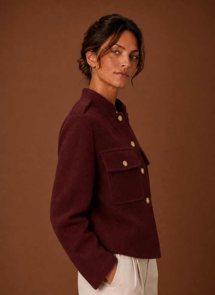 Moderne Damen Kurzjacke mit Knopfleiste in Apricot. Modische Oberbekleidung für stilvolle Auftritte.