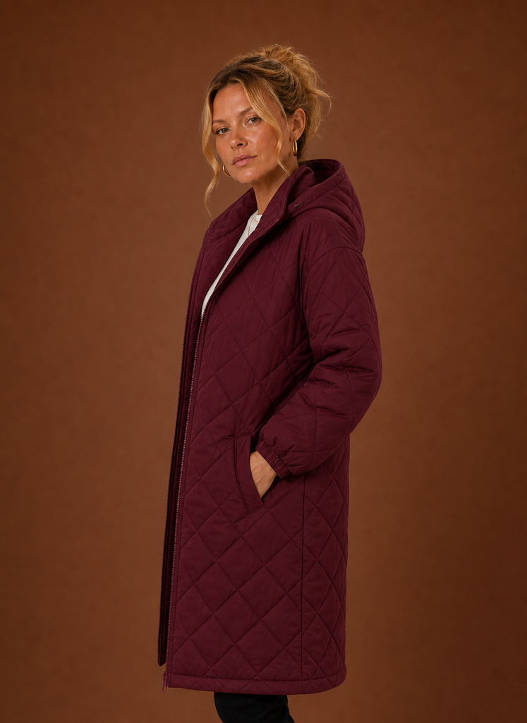 Eleganter Damen Wintermantel mit gestepptem Design und schützender Kapuze für die Stadt & Natur.