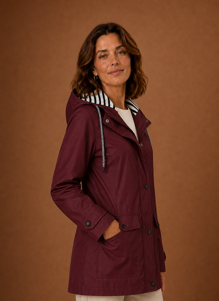 Robuster Damen Outdoor-Trenchcoat mit Kapuze in Grün. Ideal für Herbstwetter.