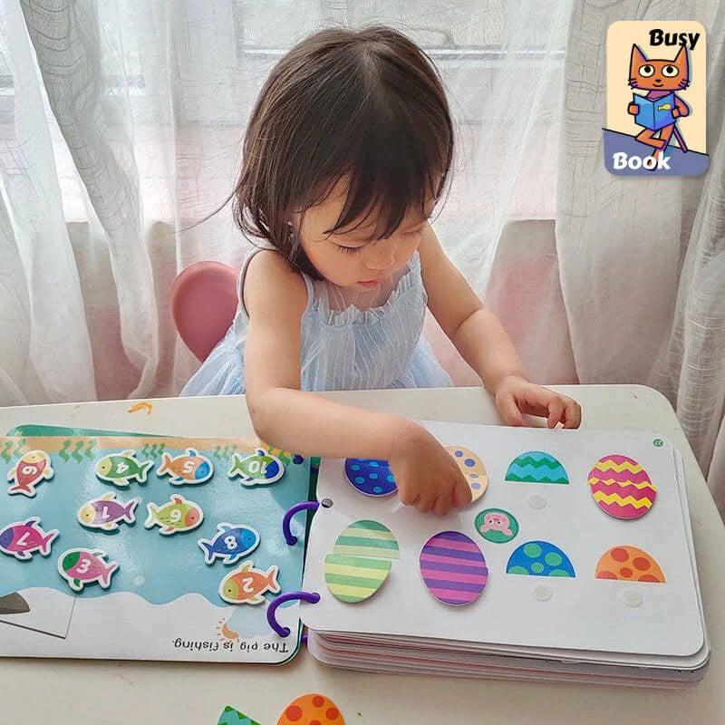 Fröhliches Stoffbuch für Babys und Kleinkinder mit bunten Seiten, zum Greifen, Tasten und Entdecken.