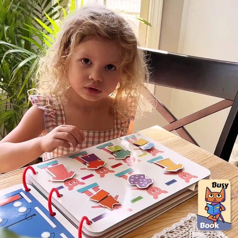Geschenk für Kleinkinder: Sinnesbuch zur Motorikförderung, ein ideales Lernspielzeug für Babys.