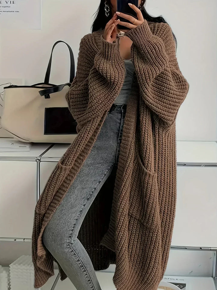 Langer, warmer Damen Cardigan Sophia aus butterweichem Strick, elegant und gemütlich für Herbst & Winter.