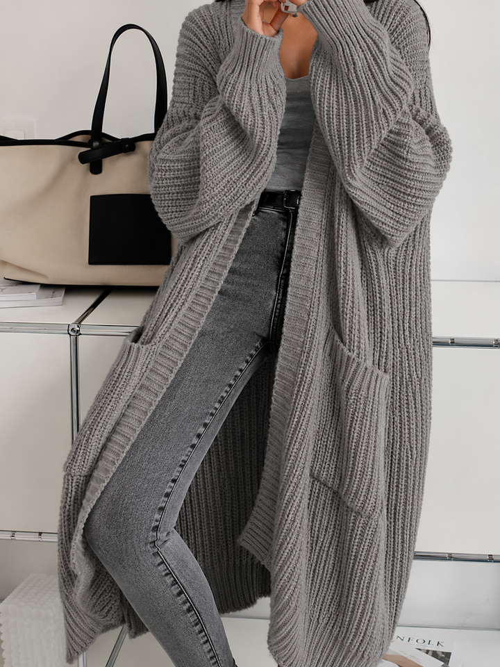 Eleganter Damen Cardigan Sophia mit offenem Schnitt, aus weichem Strick für modische Wärme an kühlen Herbsttagen.