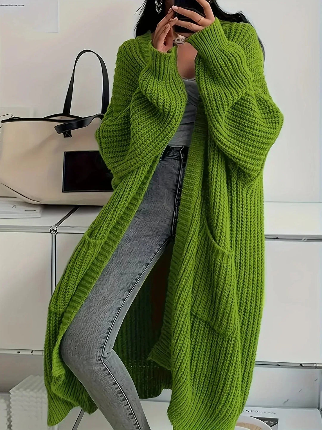 Nahaufnahme: Butterweicher Strick des eleganten Damen Wärme-Cardigans Sophia, ideal für kuschelige Herbsttage.